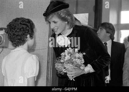 Diana, Prinzessin von Wales, besucht das Royal Marshden Hospital in Sutton. Bei ihrer Ankunft wurde ihr von der ehemaligen Patientin, der 9-jährigen Lisa McRobbie, ein Strauß überreicht Stockfoto