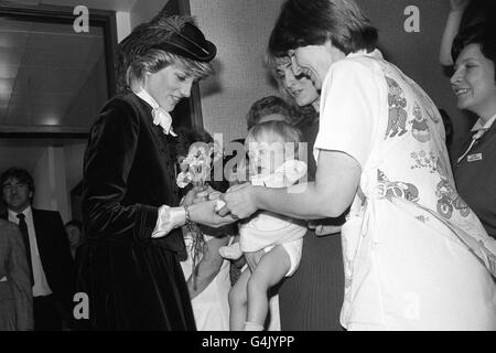 Diana, Prinzessin von Wales, erhält ein Geschenk von der 14 Monate alten Gemma Sanger während ihres Besuchs im Royal Marsden Hospital in Sutton Stockfoto