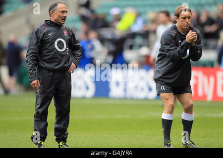 Rugby Union - RBS 6 Nations Championship 2011 - England gegen Schottland - Twickenham. England tritt Trainer Dave Alred wacht über Jonny Wilkinson Stockfoto