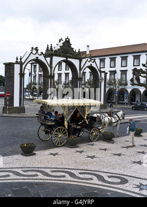 dh Ponta Delgada SAO MIGUEL ISLAND Azoren touristische Pferdekutsche fahren quadratische Stadttor Portas da Cidade Stockfoto