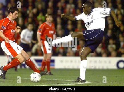 Dieses Bild darf nur im Rahmen eines redaktionellen Features verwendet werden. Sol Campbell von Tottenham Hotspur (rechts) schießt einen Schuss weit vom Tor des Barnsley während ihres FA Cup-Viertelfinalmatches in Oakwell ab. Stockfoto