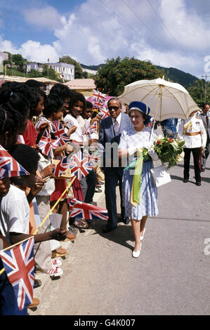 Königin Elizabeth II. Trifft Menschen bei einem Spaziergang in Tortola, der größten der Britischen Jungferninseln, die sie während ihrer Silberjubiläum-Tour durch die Karibik besuchte. Stockfoto