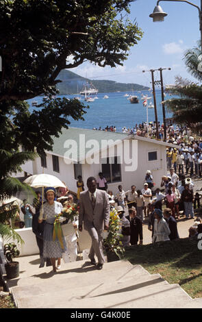 Königin Elizabeth II. Kommt im Peebles Hospital in Tortola, der größten der Britischen Jungferninseln, während ihrer Silver Jubilee Tour durch die Karibik an. Stockfoto