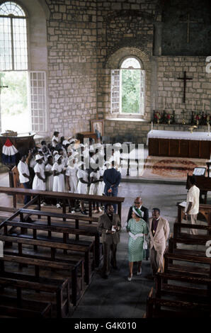 Königin Elizabeth II. In der St. Peter's Church, Parham, Antigua, während ihrer Silver Jubilee Tour durch die Karibik. Stockfoto