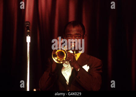 Amerikanischer Jazzmusiker und Sänger Louis Armstrong in Aktion auf seiner Trompete in einem britischen Nachtspot. Stockfoto