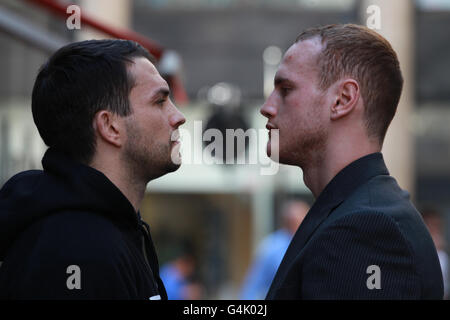 Boxen - Ricky Burns, George Groves und Paul Smith Pressekonferenz - Planet Hollywood. Liverpools Paul Smith und Londons George Groves (rechts) während einer Pressekonferenz im Planet Hollywood, London. Stockfoto