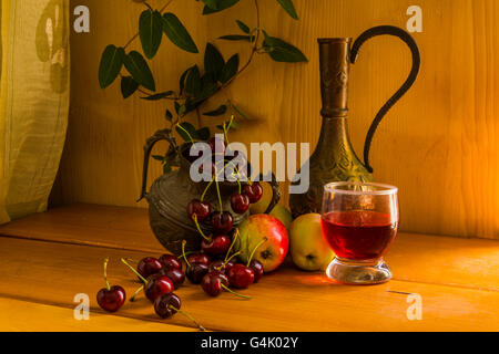 Still-Leben. Kirsche, Apfel und ein Glas und einen Krug Wein Stockfoto