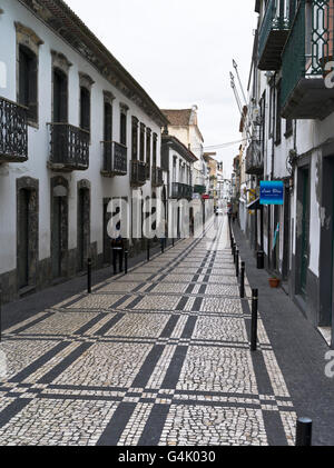 dh Ponta Delgada Insel SAO MIGUEL Azoren schmale portugiesischen Mosaik Straße gemustert Steinen Stockfoto