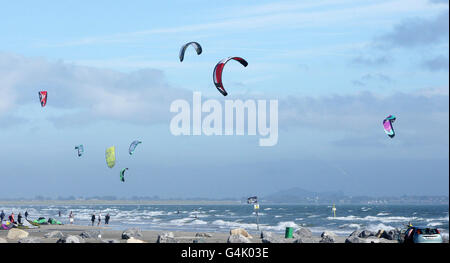 Kitesurfer werden am Dollymount Strand in Dublin gesehen, da das ungewöhnlich warme Wetter anhält. Stockfoto