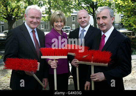 Die Präsidentschaftskandidaten (von links nach rechts) Martin McGuinness, Mary Davis, Sean Gallagher und Gay Mitchell nehmen an einem Fotoanruf anlässlich des National Volunteer Day Teil, als Mitglieder von Volunteer Ireland den Canale Grande in Dublin säubern. Stockfoto