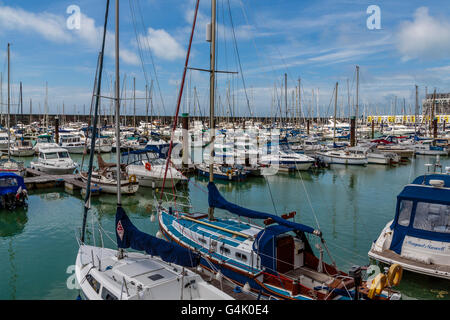 Brighton Marina an der Südküste von East Sussex England, England, ein ganzjähriger Yachthafen für alle Arten von Segelschiffen Stockfoto