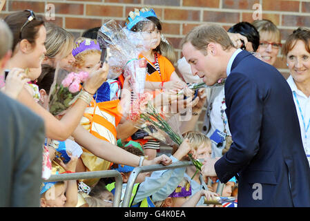 Der Herzog und die Herzogin von Cambridge treffen auf gute Fischer, als sie das Royal Marsden Hospital in Banstead, Surrey, verlassen. Stockfoto