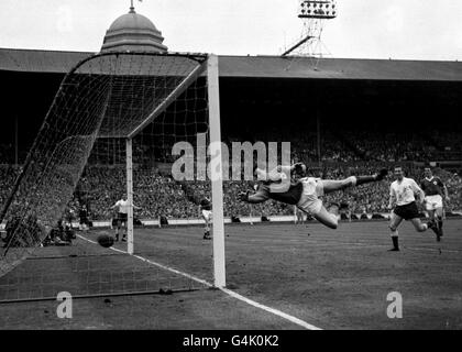 PA NEWS PHOTO 6/5/61 EINE BIBLIOTHEK DATEI BILD VON LEICESTER STADTTORWART GORDON BANKS IN AKTION GEGEN TOTTENHAM HOTSPUR IN DER F.A. POKALFINALE IN WEMBLEY IN LONDON Stockfoto