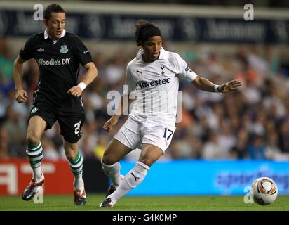 Fußball - UEFA Europa League - Gruppe A - Tottenham Hotspur gegen Shamrock Rovers - White Hart Lane. Tottenham Hotspur's Dos Santos Giovani (rechts) in Aktion, während Shamrock Rovers' Billy Dennehy aufschaut Stockfoto