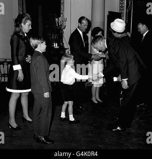 Prinz Edward (5 Jahre) begrüßt den Astronauten Neil Armstrong, während Prinzessin Anne und Prinz Andrew sich ansehen. Der Herzog von Edinburgh begrüßt Mrs. Armstrong, während Queen Elizabeth II Colonel Michael Collins bei einem Empfang im Buckingham Palace während der Welttournee der amerikanischen Astronauten begrüßt. Stockfoto