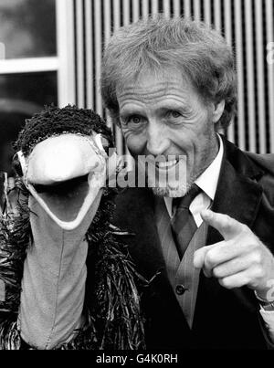 Rod Hull, 45, mit seinem gefiederten Freund EMU, der bekanntlich Menschen - vor allem im Fernsehen - ohne ersichtlichen Grund angreift. Stockfoto