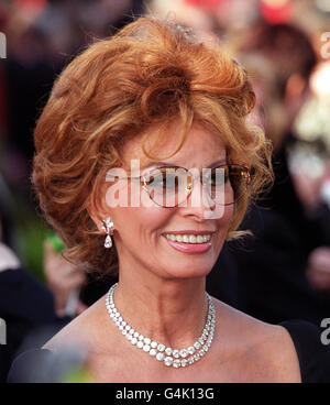 Die italienische Schauspielerin und Oscar-Moderatorin Sophia Loren kommt im Dorothy Chandler Pavilion in Los Angeles zu den 71. Jährlichen Academy Awards an. Stockfoto