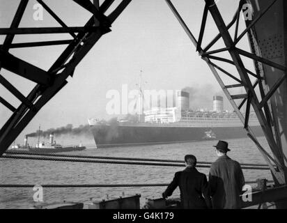 Die Queen Elizabeth segelt von Southampton aus, nachdem sie von einem Streik und dann von Nebel festgehalten wurde. Stockfoto