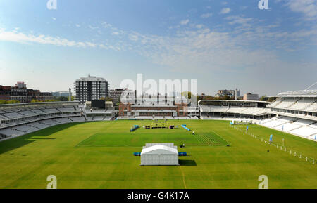 Das Team des Bodenteys schneidet das Gras, während das Bogenschießfeld während des Vorschauftages für die Olympischen Spiele in London im Lord's Cricket Ground, London, eingerichtet wird. Stockfoto