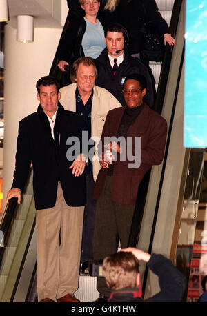 Stars der TV-Show Starsky und Hutch (l-r) Paul Michael Glaser (Starsky), David Soul (Hutch) und Antonio Fargas (Huggy Bear) im Virgin Megastore in der Oxford Street, London, wo sie Kopien von drei neuen Starsky- und Hutch-Videos signierten. Stockfoto