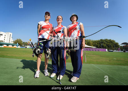 (Von links nach rechts) die Briten Alison Williamson, Naomi Folkard und Amy Oliver posieren während des Vorschauungstages für das Bogenschießverfahren der Olympischen Spiele in London auf dem Lord's Cricket Ground, London. Stockfoto