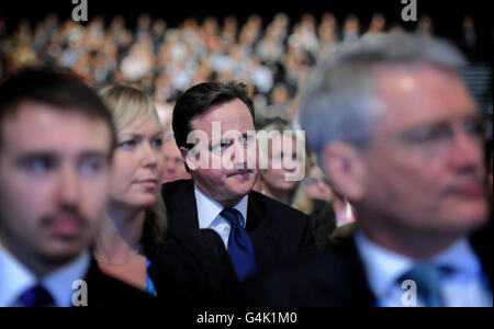 Premierminister David Cameron hört Bundeskanzler George Osborne bei seiner Grundsatzrede in Manchester Central am zweiten Tag der Konferenz der Konservativen Partei in Manchester zu. Stockfoto