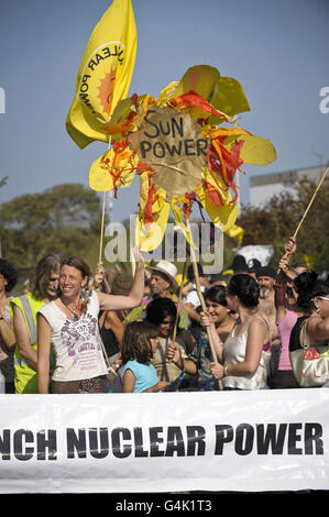 Demonstranten halten vor dem Hinkley Point-Kraftwerk in Somerset Transparente, während mehrere Anti-Atomgruppen, die Teil des Stop New Nuclear Alliance sind, gegen die Pläne von EDF Energy protestieren, den Standort mit zwei neuen Reaktoren zu erneuern. Stockfoto