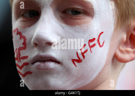 Ein junger Nottingham Forest Fan hat sein Gesicht schon einmal bemalt Der Beginn des Spiels Stockfoto
