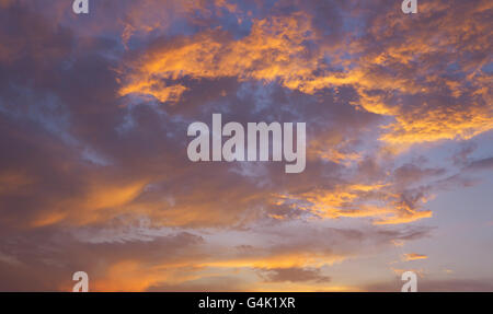 Dramatischer Himmel lila und Orange grau bewölkten Sonnenuntergang Stockfoto