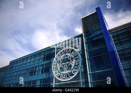 Fußball - npower Football League Championship - Leicester City / Derby County - The King Power Stadium. Gesamtansicht eines riesigen Leicester City-Clubabzeichens auf der Seite des King Power Stadions Stockfoto