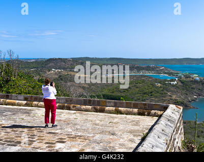 dh Shirley Heights ANTIGUA Karibik Frau touristischer Sicht Insel Küste anzeigen Stockfoto