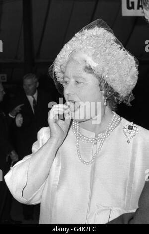 Queen Elizabeth, die Queen Mother, isst eine Erdbeere, die in einem britischen Treibhaus angebaut wird, während sie an der Chelsea Flower Show auf dem Gelände des Royal Hospital, Chelsea, London, teilnimmt. Stockfoto