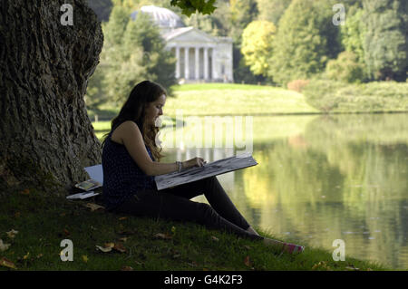 Emma Clark aus Cirencester genießt die Gärten von Stourhead House, Stourton, Wiltshire, da der National Trust, dem Stourhead House and Gardens gehört, 4 Millionen Mitglieder erreicht hat. Stockfoto