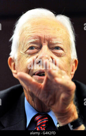 Der ehemalige US-Präsident Jimmy Carter spricht mit den Medien während einer Pressekonferenz über die weltweite Ausrottung der durch Wasser übertragenen Guinea-Wurm-Krankheit aus einigen der ärmsten Länder der Welt in der Royal Commonwealth Society im Zentrum von London. Stockfoto