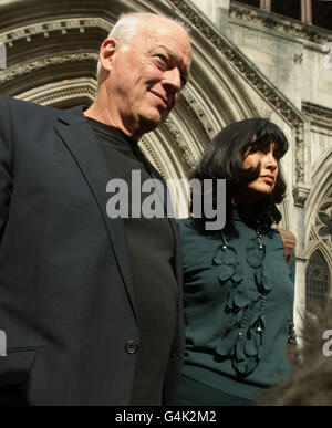 David Gilmour und seine Frau Polly Samson, die Eltern von Charlie Gilmour, verlassen die Royal Courts of Justice, London, nachdem sie im Namen ihres Sohnes ein Plädoyer für eine Kürzung seiner 16-monatigen Haftstrafe wegen eines Trinkgeldes und drogengetriebener Raserei bei einem Studentenprotest gehört haben. Stockfoto