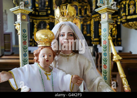 Eine bemalte Statue der Jungfrau Maria und das Jesuskind in der Kirche in Olimje Kloster, Slowenien Stockfoto