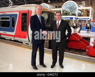 Der stellvertretende Premierminister John Prescott (rechts) schüttelt Sir Alastair Morton nach seiner Ernennung zum Vorsitzenden des British Railways Board und dem voraussichtlichen Vorsitz der neuen Shadow Strategic Rail Authority im Bahnhof Victoria die Hände. Stockfoto