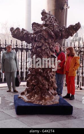 Mitglieder der Öffentlichkeit bewundern die Statue des rumänischen Künstlers Dr. Doru Imbroane Marculescu von Jesus Christus vor der St. Martin-in-Fields Church auf dem Trafalgar Square in London. Die Skulptur wird im Mittelpunkt der Osterfeierlichkeiten der Kirche stehen. Stockfoto