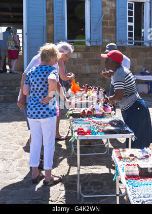 dh Shirley Heights ANTIGUA CARIBBEAN Stallbesitzer, der Souvenirs an Touristenpaare am Aussichtspunkt verkauft Stockfoto