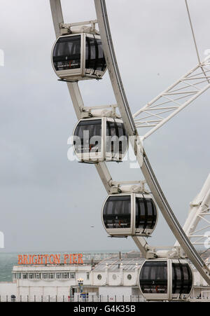 Die Bauarbeiten am auffälligen, 170 Meter hohen Riesenrad, das als Küstenversion des London Eye am Brighton Beach in Sussex bezeichnet wird, laufen. Stockfoto