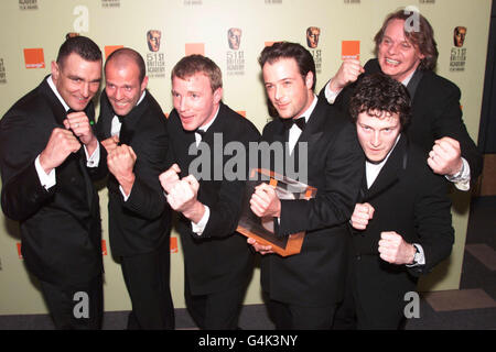 Das Team von Lock , Stock & Two Smoking Barrels erhielt den Orange Publikumspreis für den besten Film bei den 51. BAFTA Film Awards in London. L/R Vinnie Jones, Jason Statham, Regisseur Guy Ritchie, Produzent Matthew Vaughn, Nick Moran und Martin Clunes. Stockfoto