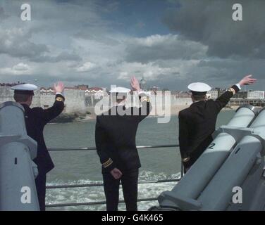 Mitglieder der Besatzung der HMS Grafton winken den Wellwishern zu, als sie nach der Adria aufbrechen, um an der NATO-Operation gegen Serbien teilzunehmen. Die Fregatte der Typ 23 Duke-Klasse segelte von Portsmouth aus, um von ihrem Schwesterschiff HMS Somerset zu übernehmen. * Sie wird den französischen Flugzeugträger Foche schützen. Stockfoto