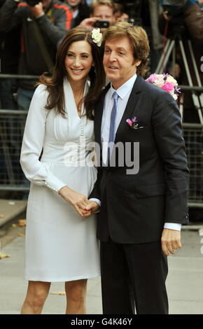 Nancy Shevell und Sir Paul McCartney kommen im Westminster Registry Office im Norden Londons zu ihrer Hochzeit an. Stockfoto