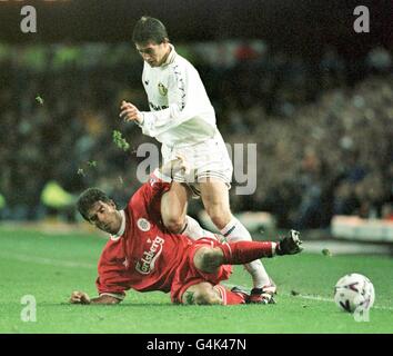 Harry Kewell von Leeds United wird von Liverpools Karlheinz Riedle während des FA Carling Premiership Spiels in der Elland Road in Angriff genommen. Endergebnis 0-0. Stockfoto