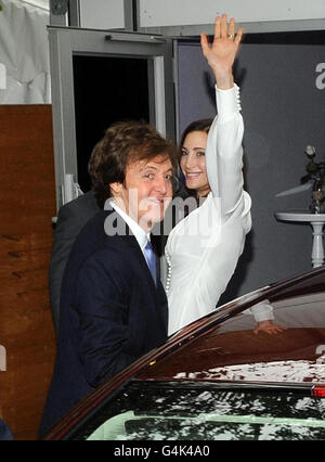 Sir Paul McCartney und seine neue Frau Nancy Shevell kommen nach ihrer Hochzeit im Westminster Registry Office in ihrem Haus im Norden Londons an. Stockfoto