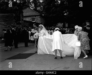 Die Herzogin von Kent (Katharine Worsley) mit ihrem Bräutigam, dem Herzog von Kent, während ihr Zug bei der Ankunft in Hovingham Hall nach ihrer Hochzeitszeremonie im York Minster angepasst wird. Stockfoto