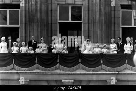 BRAUT PRINZESSIN MARGARET GIBT EINE WELLE AUF DEM BALKON DER BUCKINGHAM PALACE MIT IHREM EHEMANN, DEM BRÄUTIGAM ANTONY ARMSTRONG-JONES, UMGEBEN VON MITGLIEDER DER KÖNIGLICHEN FAMILIE NACH IHRER KÖNIGLICHEN HOCHZEITSZEREMONIE IN WESTMINSTER ABBEY IN LONDON Stockfoto