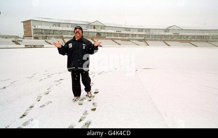 Der ehemalige australische Spieler und Skipper von Durham, David Boon, kann es nicht glauben, da der erste Tag der Cricket-Saison eine weiße Wäsche mit starkem Schnee auf dem Riverside Ground in Chester-le-Street, Co Durham, ist. Kaltes Wetter brachte über Nacht Schnee nach Schottland und Nordengland. Stockfoto