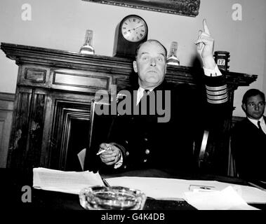 PA NEWS PHOTO 31/8/59 EINE BIBLIOTHEKSDATEI BILD VON COMMODORE B.J. ANDERSON WÄHREND EINER PRESSEKONFERENCCE BEI DER ADMIRALITÄT IN LONDON Stockfoto