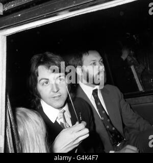 Beatle Paul McCartney, nach seiner Hochzeit mit Linda Eastman im Marylebone Register Office, London. Stockfoto